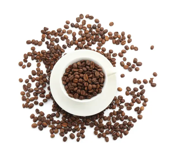 Bardakta romatik kahve ve beyaz kahve çekirdekleri.