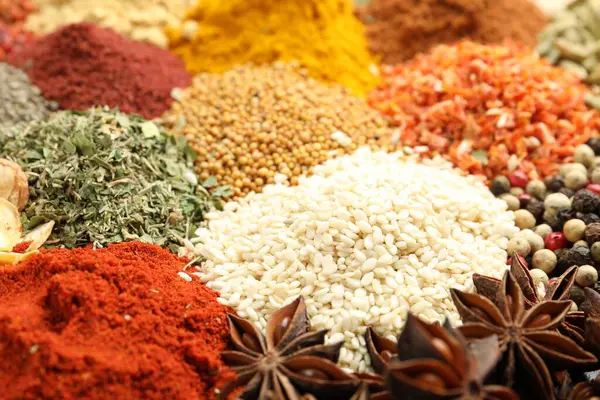 Arkaplan olarak farklı aromatik baharatlar, yakın plan görünüm