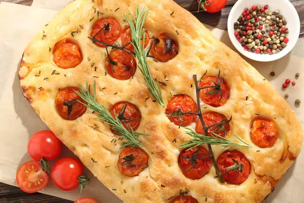 Masada domates ve baharatla nefis bir odak noktası var.