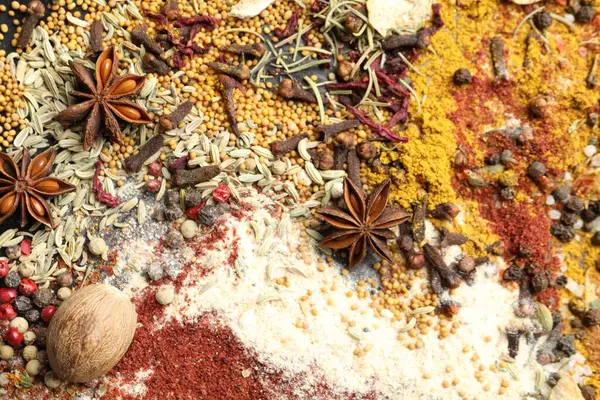 Arka plan olarak birçok farklı baharat, yukarıda görünüm olarak