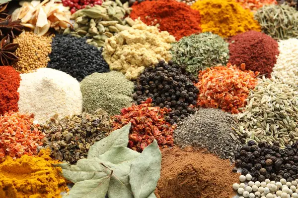 Arka plan olarak birçok farklı baharat, yukarıda görünüm olarak