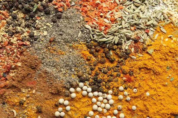 Arka plan olarak birçok farklı baharat, üst görünüm