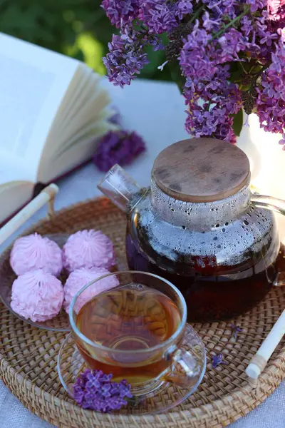 Güzel leylak çiçekleri, çay, zephyrs ve kitap bahçede, yakın plan.