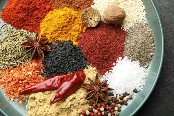 Masada farklı aromatik baharatlar, üst görünüm