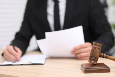 Yargıç çalışıyor ve tokmak içeride masa başında, seçici odaklanma