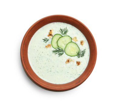 Beyaz üzerine izole edilmiş dereotlu ve cevizli leziz salatalık çorbası.