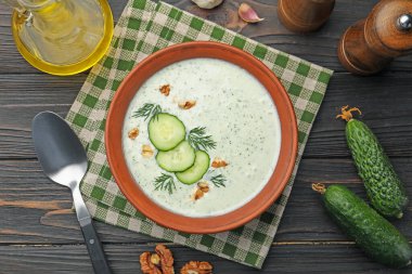 Dereotu, ceviz, kaşık ve malzemeli lezzetli salatalık çorbası.