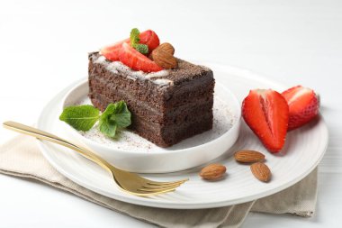 Çilekli, bademli ve nane aromalı lezzetli çikolatalı pasta.