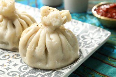 Lezzetli khinkali, masada sosla servis ediliyor, yakından.