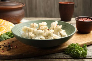 Ahşap masada servis edilen lezzetli khinkali, yakın plan.