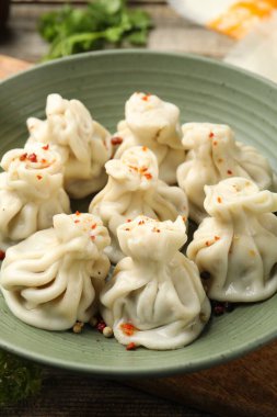 Baharatlı lezzetli khinkali, yakın plan.