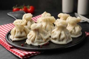 Lezzetli khinkali siyah masada servis ediliyor, yakın plan.