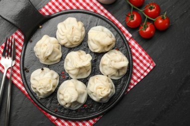 Siyah masada servis edilen nefis khinkali. Metin için boşluk