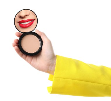 Kırmızı dudaklı güzel kadın beyaz arka planda pudra aynasına bakıyor, yakın plan.