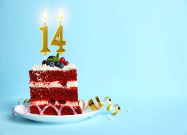 Böğürtlenli kek ve turkuaz arka planda mumlar, yazı için yer. 14. yaş günü veya başka özel bir gün.