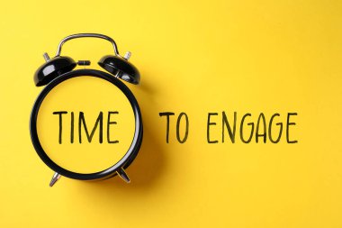 Harekete geçme zamanı. Sarı zemin üzerinde siyah alarm saati ve sözcükler, üst görünüm