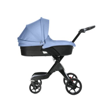 Bebek arabası. Soluk mavi gölgelikli modern bebek arabası beyaza izole edilmiş.