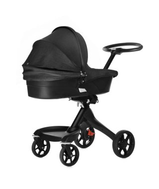 Bebek arabası. Siyah tenteli modern bebek arabası beyaza izole edilmiş.