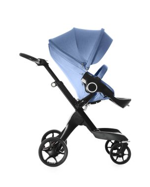 Bebek arabası. Soluk mavi gölgelikli modern bebek arabası beyaza izole edilmiş.