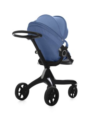 Bebek arabası. Soluk mavi gölgelikli modern bebek arabası beyaza izole edilmiş.