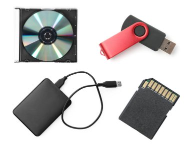 Beyazlara izole edilmiş farklı modern bellek sürücüleri, kolaj. Üst görünüm