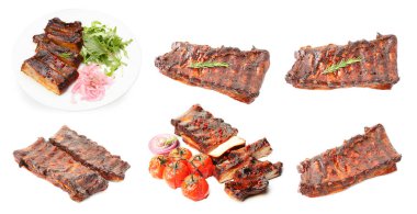 Beyaz arka planda nefis ızgara kaburgalar, kolaj.