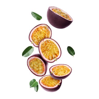 Lezzetli kesilmiş tutku meyveleri ve beyaz arka plana düşen yeşil yapraklar.