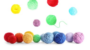 Renkli örgü iplik topları ve beyaz arka planda düşenler