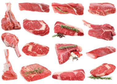 Çiğ et parçaları ve beyaza izole edilmiş baharatlar, kolaj.