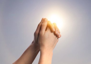 Güneşli güzel gökyüzüne dua eden kadın, yaklaş.