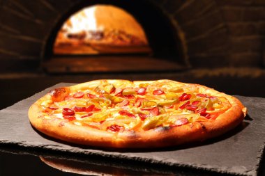 Fırına karşı taze pişmiş pizza.