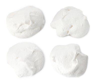 Beyaza izole edilmiş lezzetli kremalı kurabiyeler, kolaj. Üst görünüm