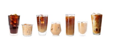 Farklı bardaklarda buzlu kahve içecekler, beyaz, set.