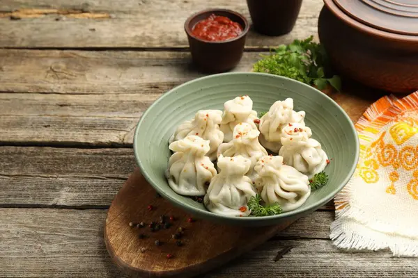 Lezzetli khinkali ahşap masada servis edilir, metin için yer vardır.
