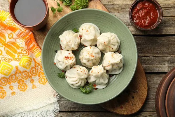 Lezzetli khinkali ahşap masada servis edilir, düz yatar.