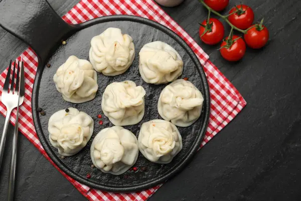 Siyah masada servis edilen nefis khinkali. Metin için boşluk