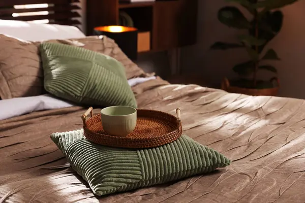 Yatak odasında güzel çarşafları ve dekoru olan rahat bir yatak.