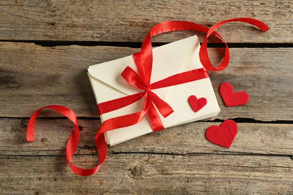 Tahta masada aşk mektupları ve kağıt kalpler yığını.