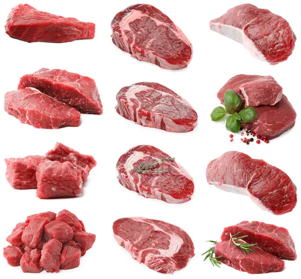 Beyaza izole edilmiş çiğ et parçaları, kolaj.