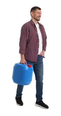 Beyaz arka planda plastik kutu tutan adam.