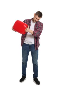 Beyaz arka planda plastik kutu tutan adam.