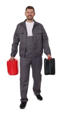 Beyaz arka planda plastik kutuları olan adam.