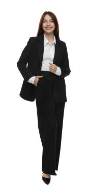 Beyaz arka planda takım elbiseli mutlu kadın.