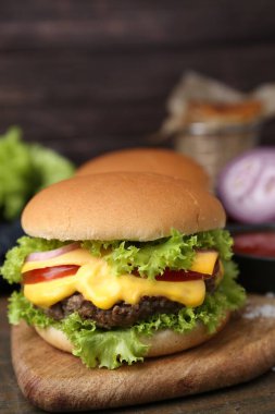 Masada soslu leziz bir çizburger, yakın plan.