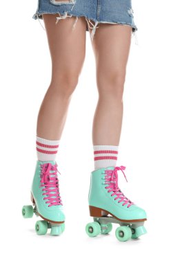 Beyaz arka planda patenli kadın, yakın plan.