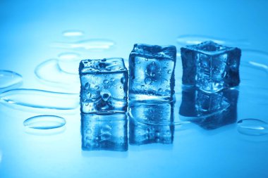 Açık mavi arkaplanda açık buz küpleri