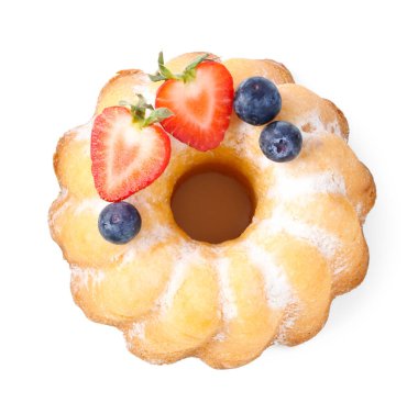 Beyaz üzerine izole edilmiş toz şeker ve böğürtlenli lezzetli kek.