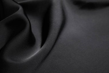 Arkaplan olarak buruşmuş siyah ipek kumaş, yakın plan