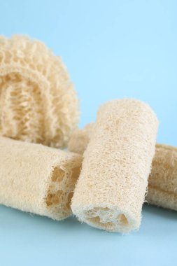 Açık mavi arkaplanda farklı lif süngerleri, yakın plan