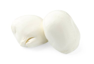 Lezzetli mozzarella peynir topları beyaza izole edilmiş.